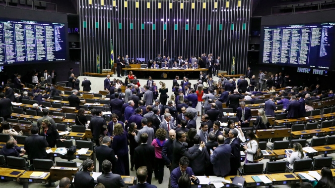 Pedido de vista adia votação de PEC sobre fim da escala 6x1