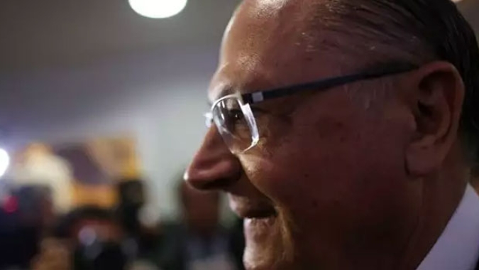 Setor produtivo está desesperado por crédito, mas não é possível com Selic de 13,75%, diz Alckmin