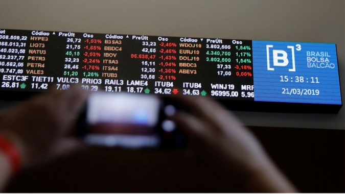 Ibovespa caminha para 4º alta com noticiário externo favorável; Petrobras ajuda