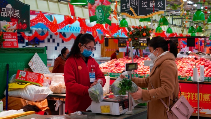 Economia da China tomba após vírus imobilizar fábricas e consumo