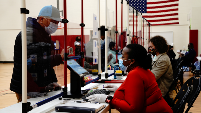 Com votos a serem contados e sem resultado claro, Trump declara vitória e Biden expressa confiança