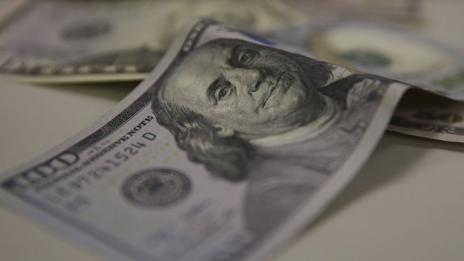 Antes de Copom, dólar supera R$ 5,25 e bate nova máxima histórica com caos global por coronavírus
