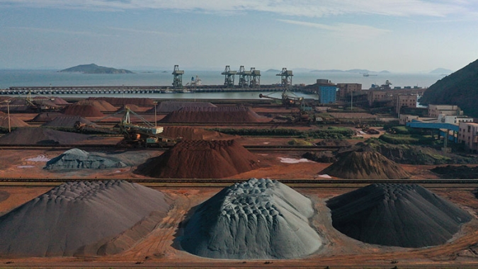 Minério de ferro sobe em Dalian com apostas de estímulo na China, mas cai em Cingapura