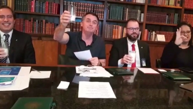 Bolsonaro homenageia produtores de leite e ministra Tereza Cristina durante live
