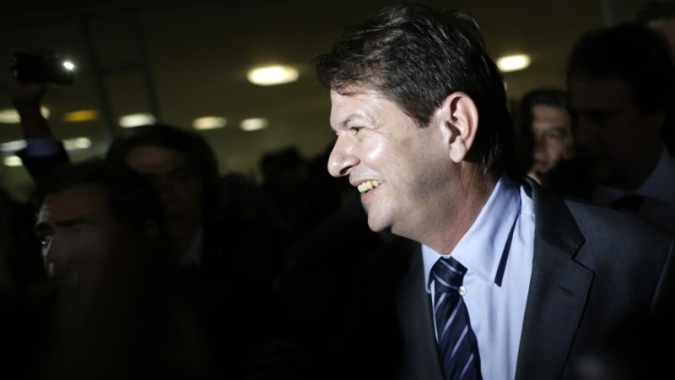 Cid Gomes foi vítima de dois tiros de arma de fogo por parte de PMs, diz Ciro Gomes
