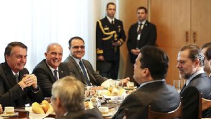 Governo Bolsonaro quer alocação de verbas para coronavírus como solução para crise no Orçamento