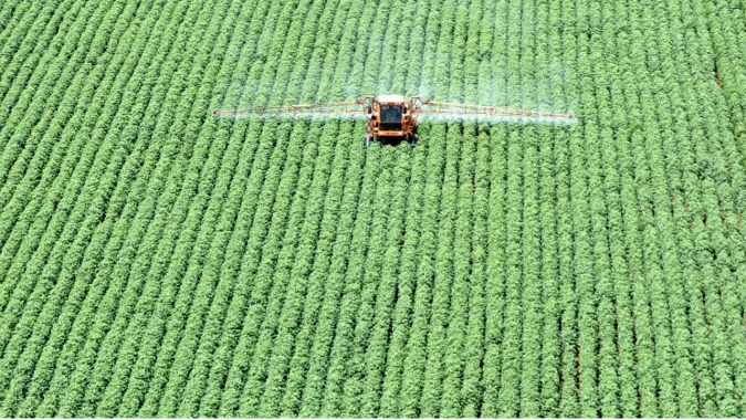 UE vai adotar meta de redução de uso de agrotóxicos e fertilizantes