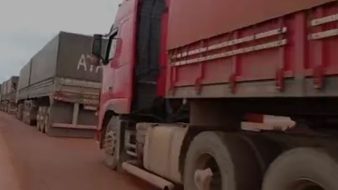 Com chuva, trânsito entre a BR-163 e BR-230 segue intenso, com muita movimentação e carretas paradas