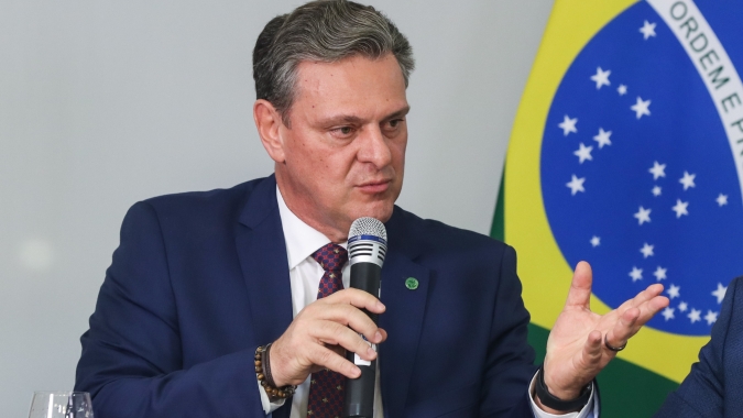 Brasil está nas "últimas negociações" com UE e China para retomar embarques de frango, diz Fávaro