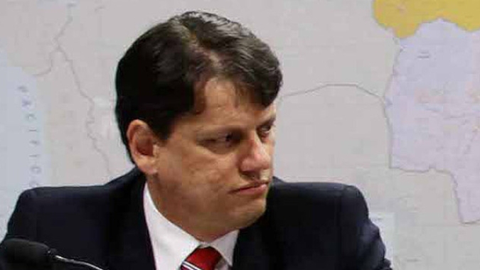 Governo de SP vai privatizar Sabesp com oferta de ações, mas seguirá minoritário