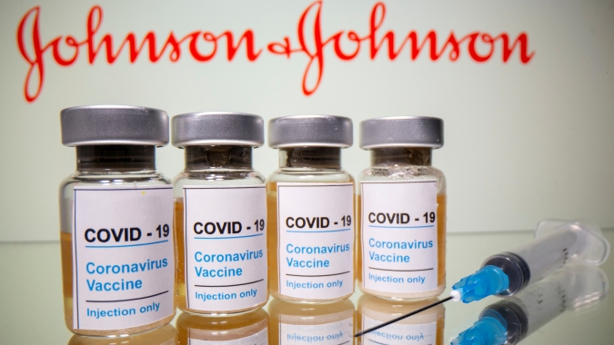 J&J encontra problema em lote de vacina contra Covid-19; NYTimes diz que 15 milhões de doses foram danificadas