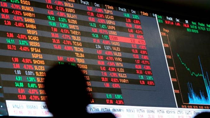 Ibovespa recua com GPA e Ambev liderando perdas em dia cheio de balanços