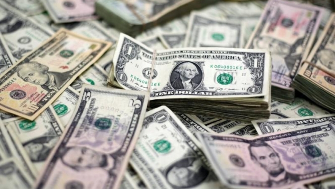 Dólar fecha estável com auxílio do exterior, mas segue pressionado por fiscal