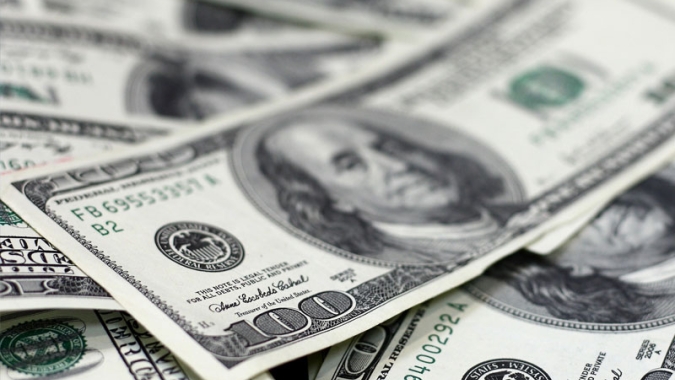 Dólar cai com força após dados de inflação dos EUA e resultado do governo central