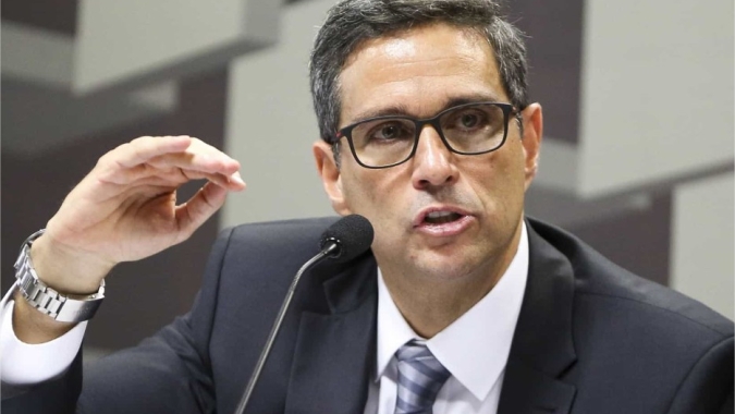 Processo de desinflação está em curso, mas ainda requer política monetária contracionista, diz Campos Neto