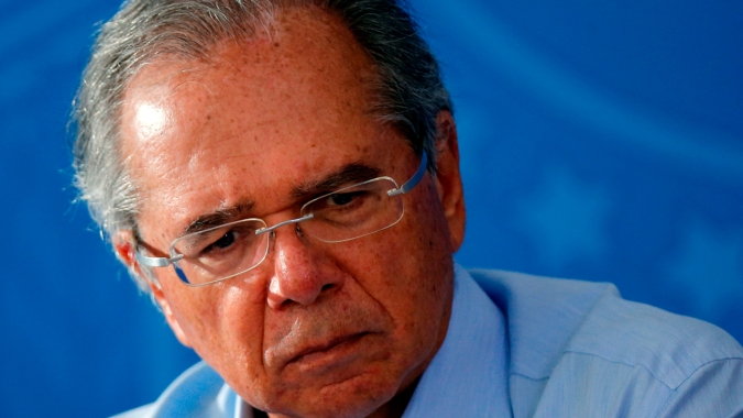 Estamos deixando câmbio ir para o lugar real, de equilíbrio, diz Guedes