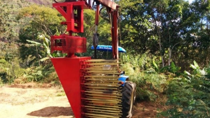 Criada na UFV, máquina que permite colheita de café em terreno montanhoso é patenteada