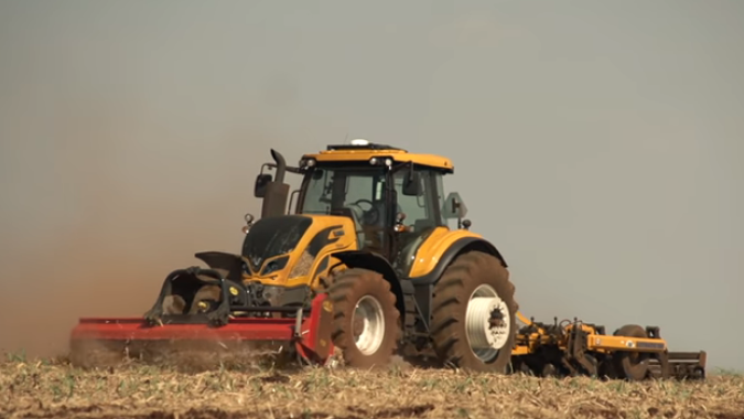 Governo de Goiás entrega tratores e grades aradoras para melhoria da infraestrutura rural e apoio a agricultores familiares em 11 municípios goianos