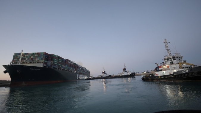 Canal de Suez começa trabalho de dragagem para estender segunda via