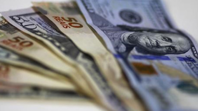 Dólar ronda estabilidade com foco em Powell, Haddad e Campos Neto