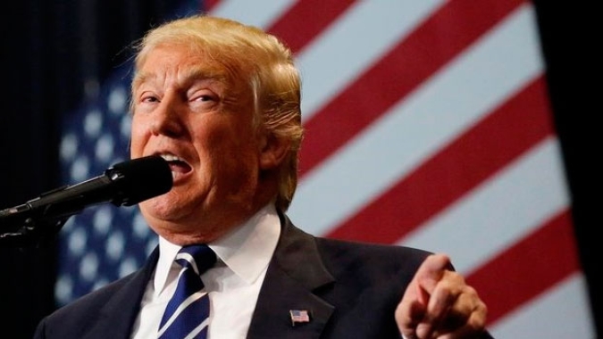 Tarifas pesadas de Trump surpreendem mercados, ações caem e especialistas comentam a respeito