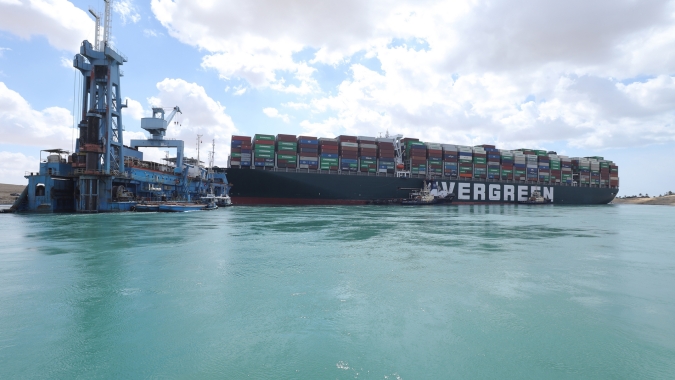 Canal de Suez diz que tráfego será retomado com desencalhe de navio