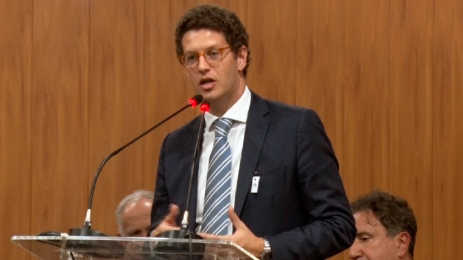 Ministro do Meio Ambiente é alvo de operação da PF sobre setor madeireiro