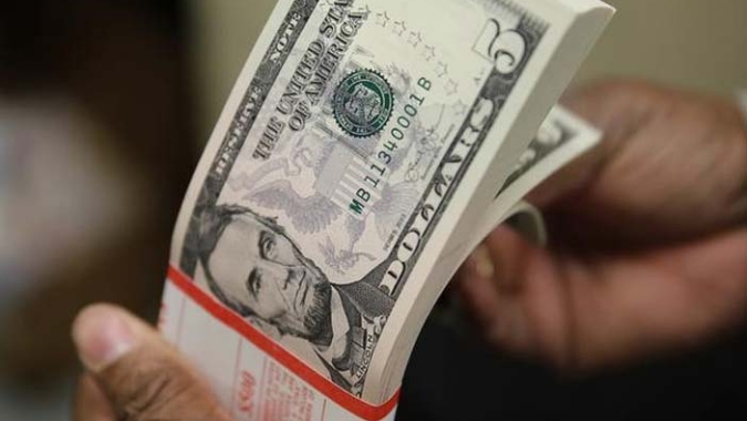 Dólar cai ante real após compra do Credit Suisse e com mercado à espera de arcabouço, BC e Fed