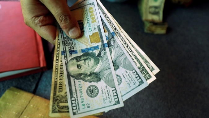 Dólar fecha acima de R$ 5,40 com receios domésticos sobre fiscal