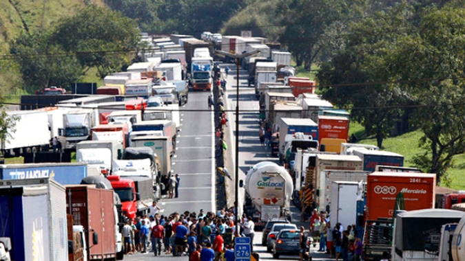 Paralisação de caminhoneiros é inevitável, diz deputado ligado à categoria