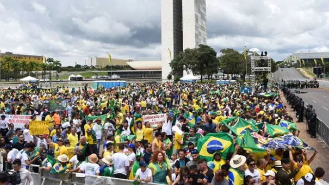 Bolsonaro declara que "o povo está conosco e as Forças Armadas estão ao lado do seu governo"