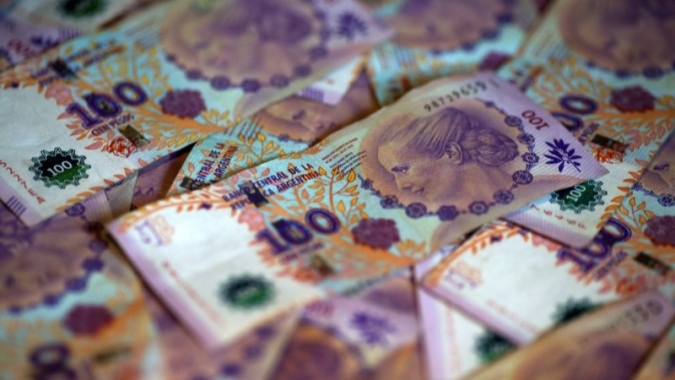 Peso argentino informal cai a 670 por dólar, dizem operadores
