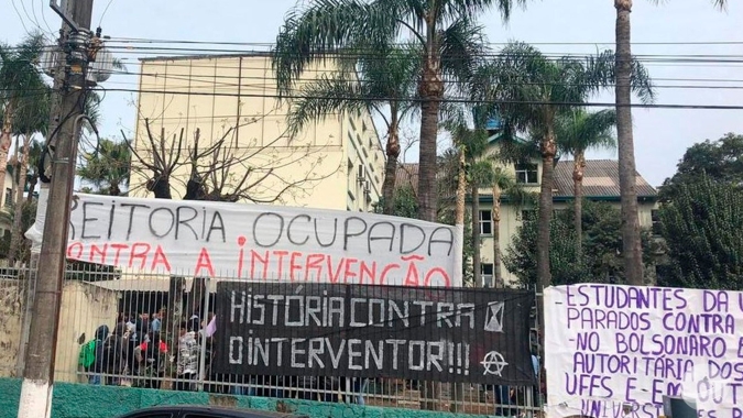 Reitoria da Universidade Fronteira Sul continua ocupada por radicais que não aceitam indicação feita por Bolsonaro