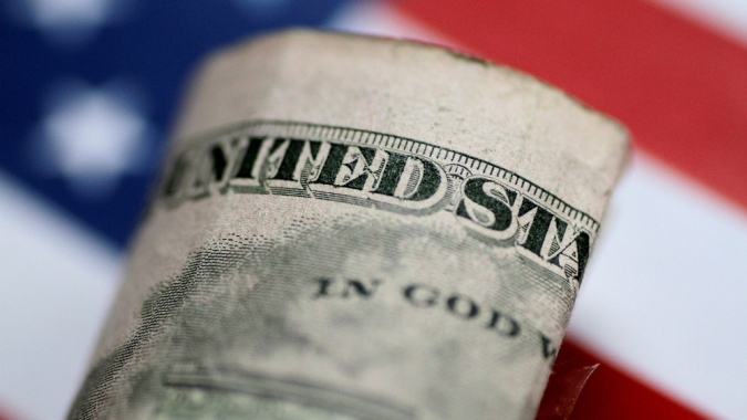 Dólar ignora melhora externa e sobe ante real com ajustes em derivativos