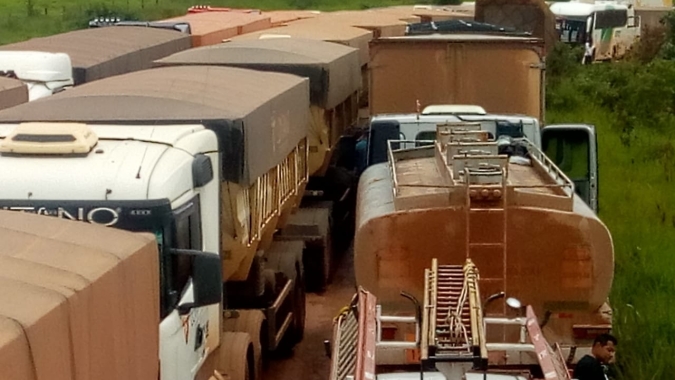 Mais de 3 mil carretas atoladas na BR-163 no PA não há o que fazer até o dia 15