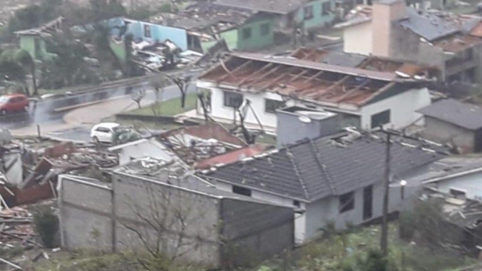 Temporal atinge oeste de Santa Catarina em forma de tornado; Chuvas chegam ao PR
