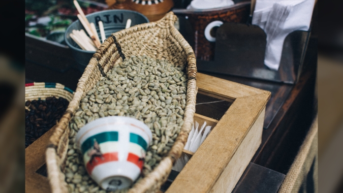 Café abre dia com leves quedas nas bolsas de Londres e Nova York