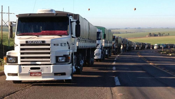 Transportadores argentinos bloqueiam rodovias por falta de diesel