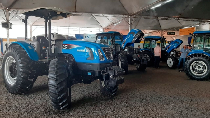 Produtor pode pagar trator com sacas de café em parceira da LS Tractor e Cooxupé