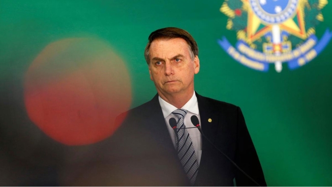 Bolsonaro publica vídeo tomando a 3a.dose de  hidroxicloroquina e diz que está bem