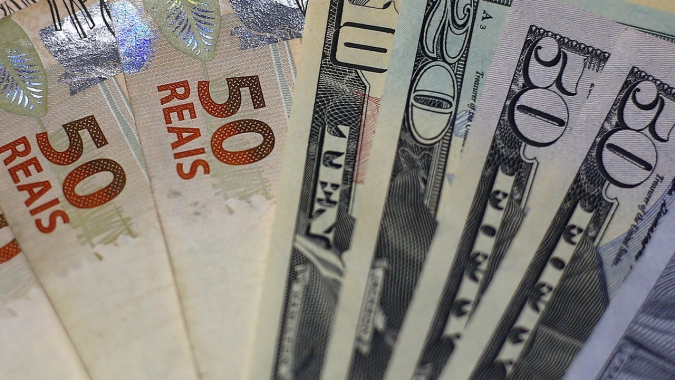 Dólar abre em queda contra real após dados esperançosos da China