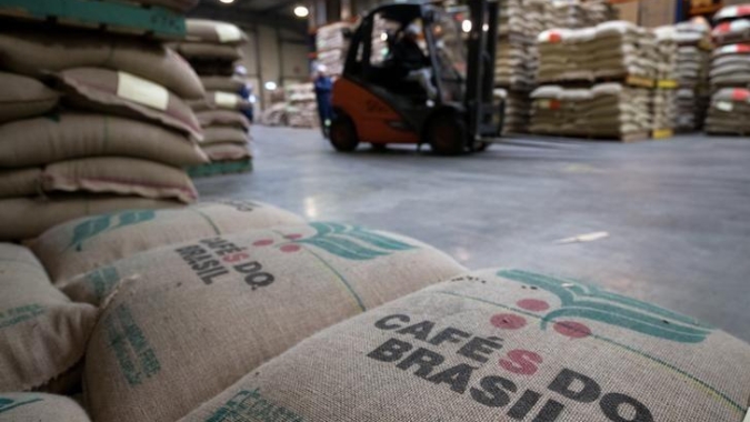 Café: NY anda de lado nesta 3ª feira e dólar em queda pode dar suporte aos preços