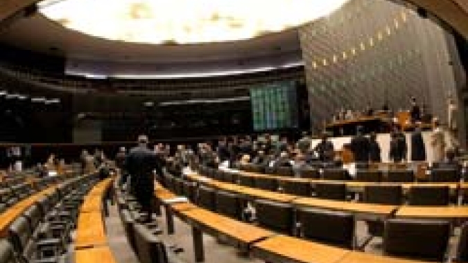 Setor de biocombustíveis defende incentivos de PEC como estratégia contra alta do petróleo