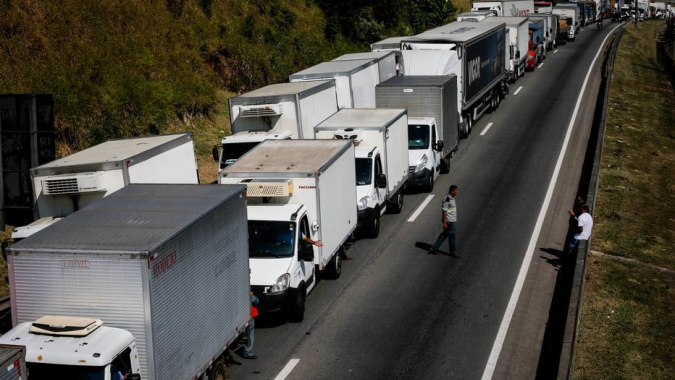Caminhoneiros desmobilizam protesto e rodovias federais têm fluxo livre
