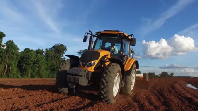 Com motor eletrônico, trator agrícola garante a potência necessária aos implementos para diferentes operações de campo