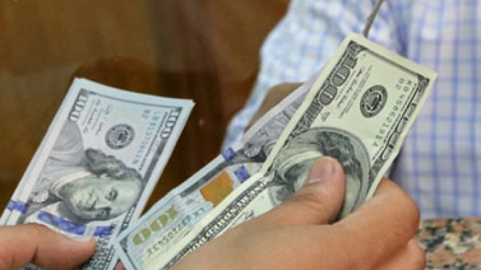 Dólar fecha abaixo de R$5 pela 1ª vez desde setembro com fluxo e China no foco