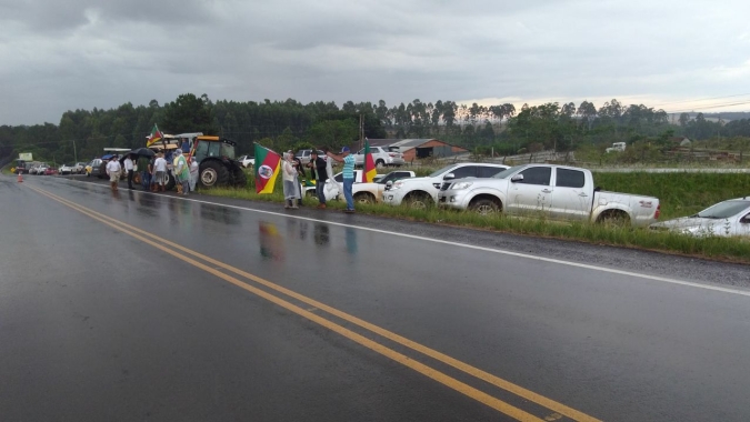 Em Passo Fundo, manifestantes já se posicionam contra chegada da caravana de Lula