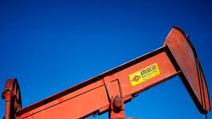 Preços do petróleo saltam 4% conforme violência no Oriente Médio agita mercados
