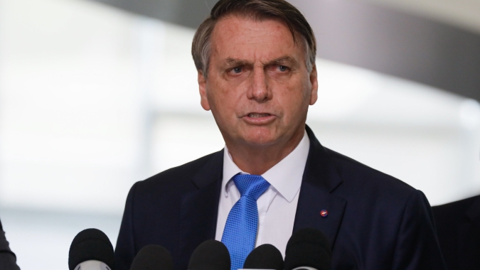 Bolsonaro defende liberdade e cogita decreto de livre circulação