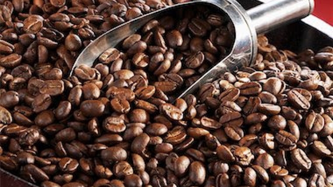 Preços do café trabalham em lados opostos nas bolsas internacionais no início da tarde desta 2ª feira (23)